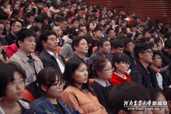 校党委副书记、工会主席褚金海与师生一起聆听报告