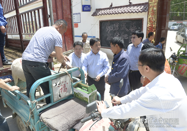 校党委副书记、工会主席褚金海详细了解当地困难户家庭情况