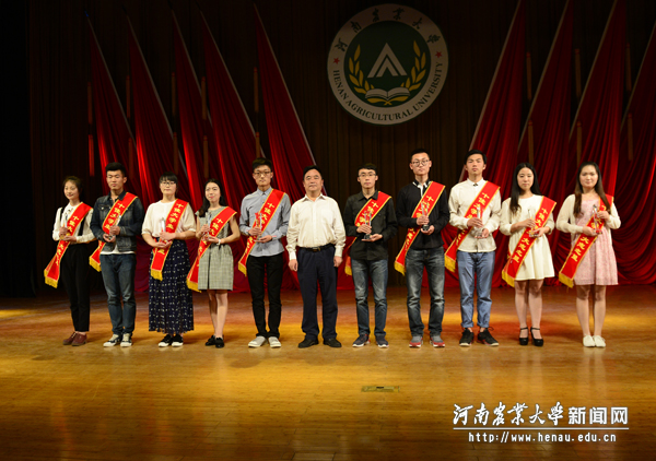 校党委副书记、工会主席褚金海为“大志之星”颁奖 校党委副书记、工会主席褚金海为“大志之星”颁奖