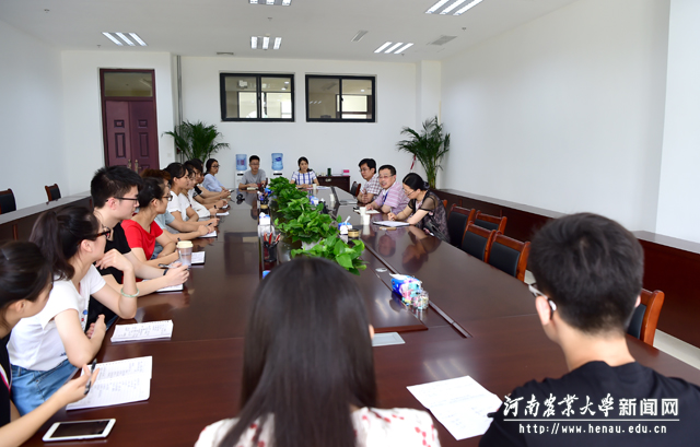 专家组与学生座谈