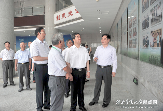 陈润儿视察安博官方网站，听取郭天财教授介绍河南粮食作物协同创新中心建设情况7